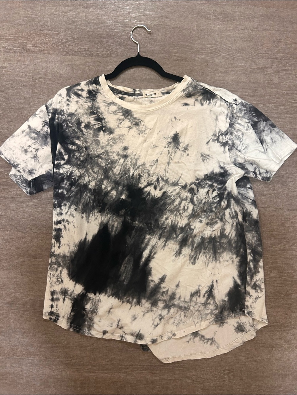 Black and white tie-dye tee — Size L